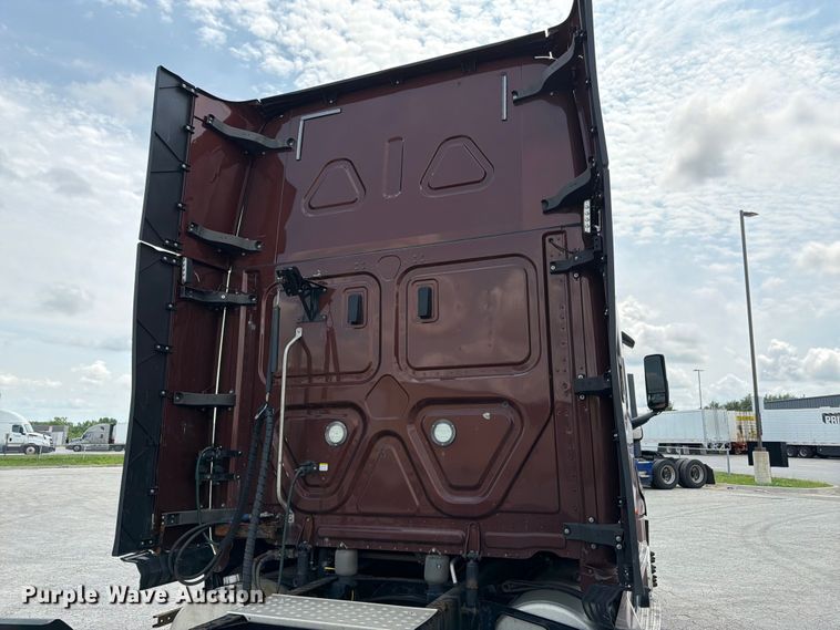 image for item FK3090 2019 Freightliner Cascadia semi truck