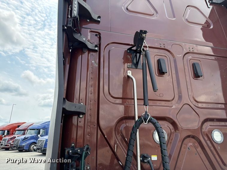 image for item FK3090 2019 Freightliner Cascadia semi truck