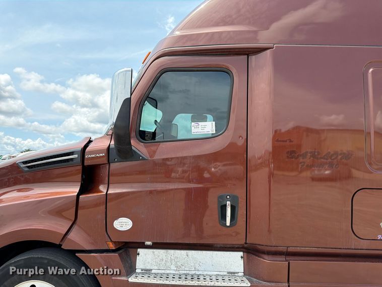 image for item FK3090 2019 Freightliner Cascadia semi truck