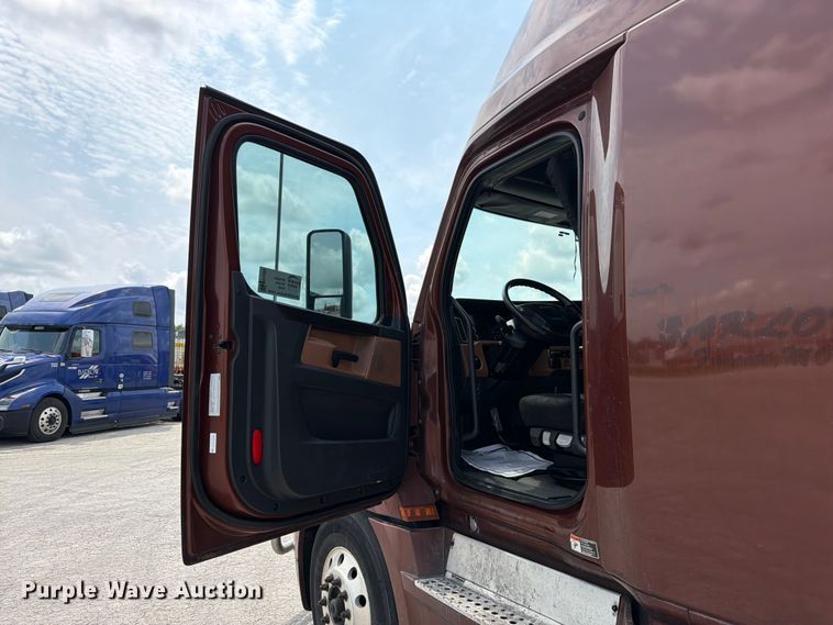 image for item FK3090 2019 Freightliner Cascadia semi truck