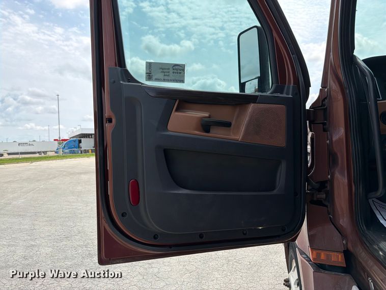 image for item FK3090 2019 Freightliner Cascadia semi truck