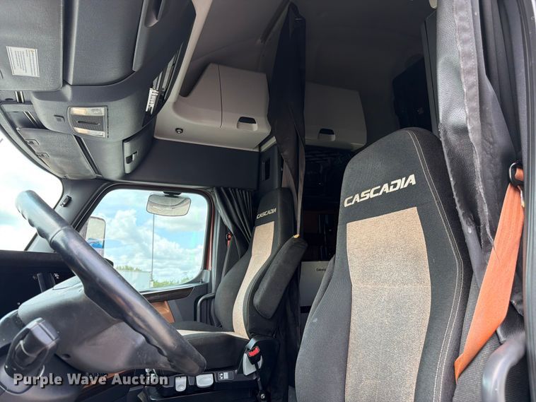 image for item FK3090 2019 Freightliner Cascadia semi truck