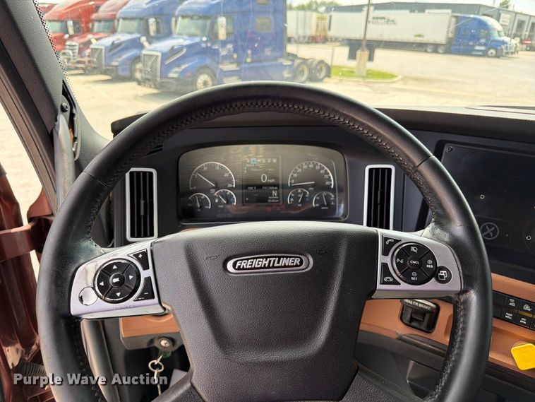 image for item FK3090 2019 Freightliner Cascadia semi truck