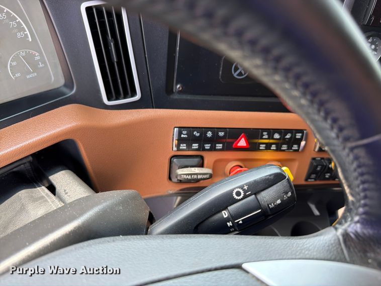 image for item FK3090 2019 Freightliner Cascadia semi truck