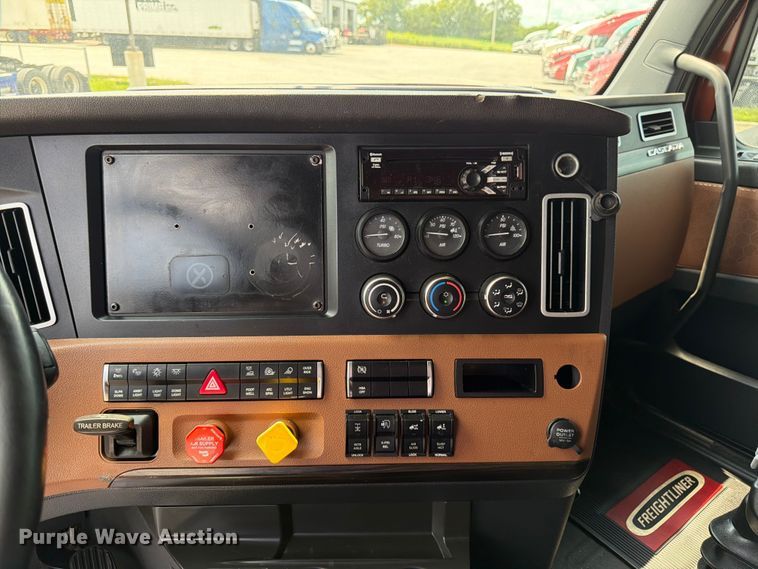 image for item FK3090 2019 Freightliner Cascadia semi truck