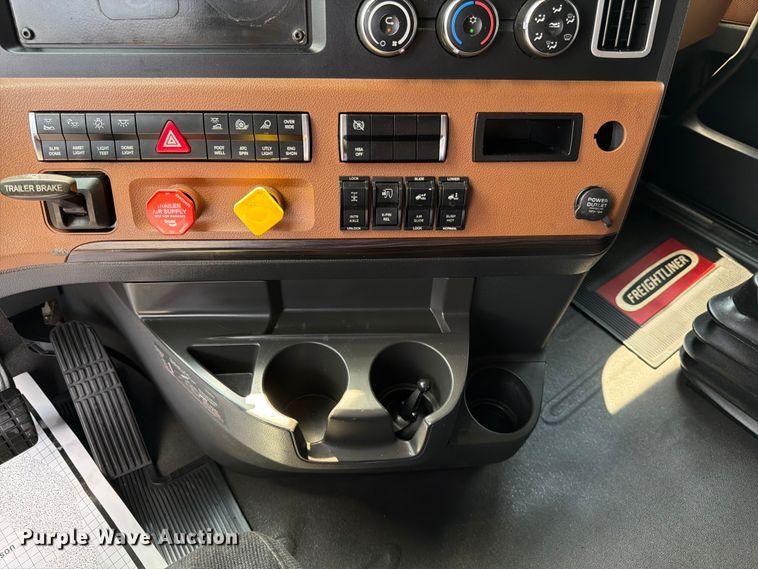 image for item FK3090 2019 Freightliner Cascadia semi truck