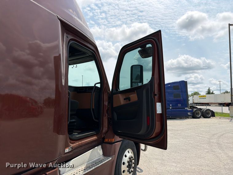 image for item FK3090 2019 Freightliner Cascadia semi truck
