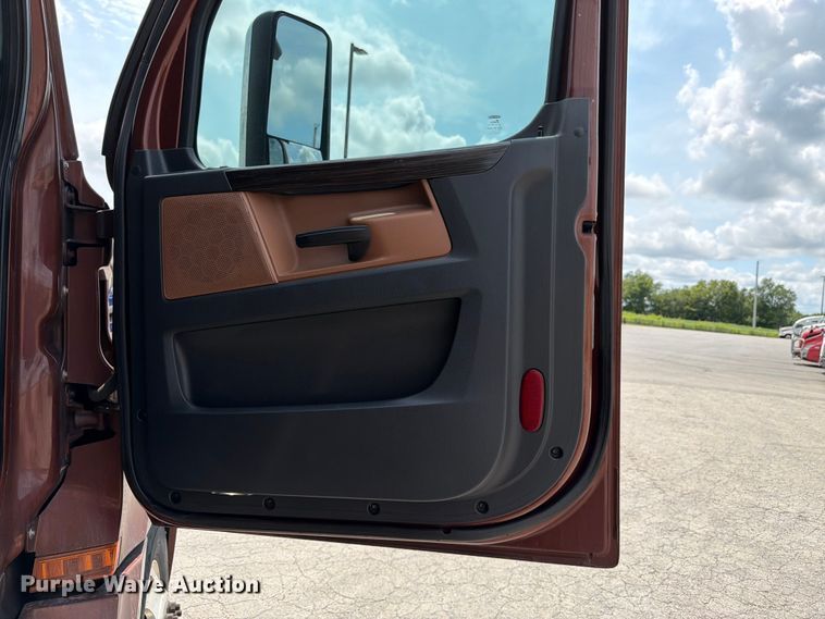 image for item FK3090 2019 Freightliner Cascadia semi truck