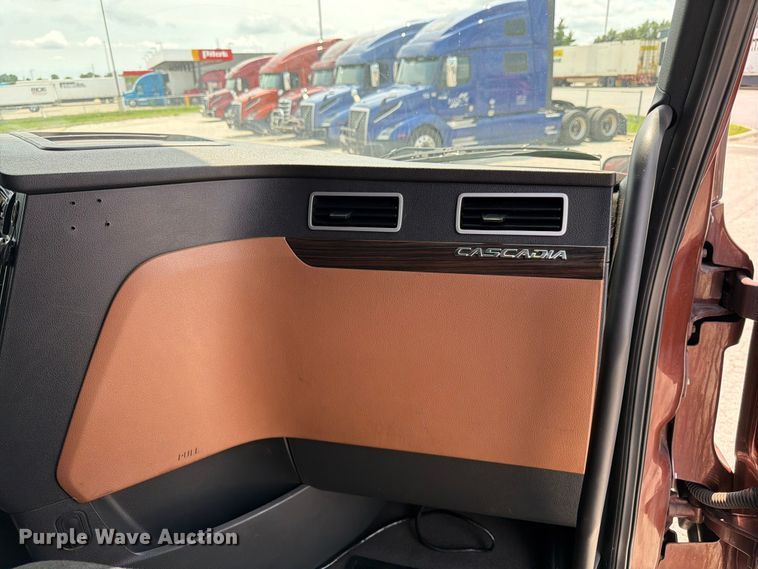 image for item FK3090 2019 Freightliner Cascadia semi truck