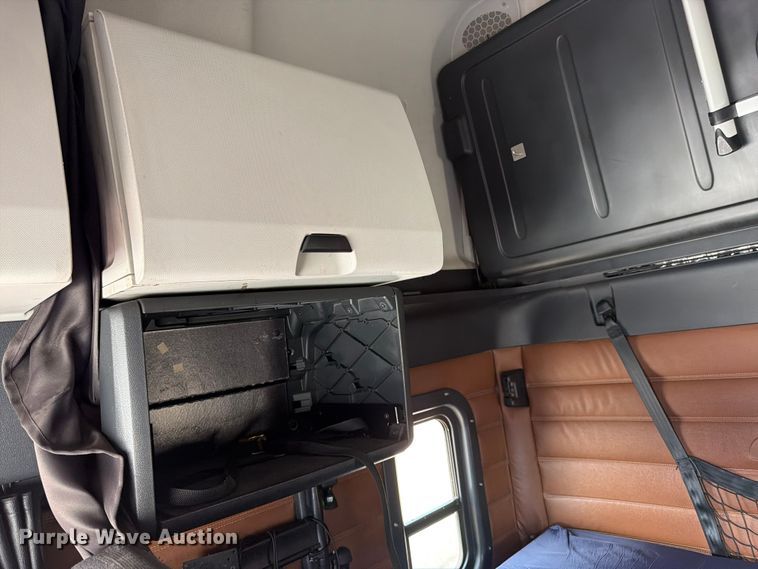 image for item FK3090 2019 Freightliner Cascadia semi truck