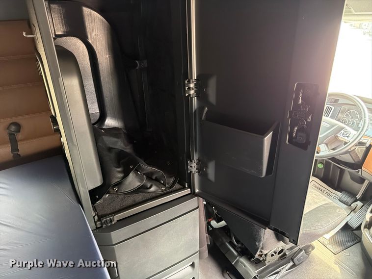 image for item FK3090 2019 Freightliner Cascadia semi truck