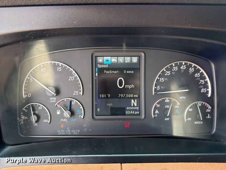 image for item FK3090 2019 Freightliner Cascadia semi truck