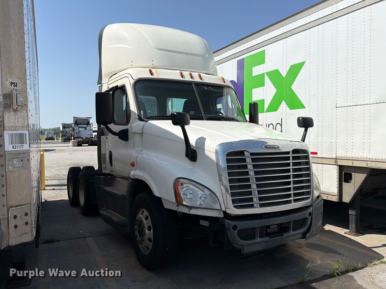 image for item FK3110 2016 Freightliner Cascadia semi truck