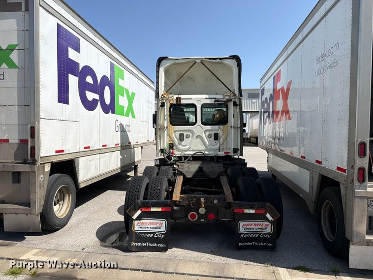 image for item FK3110 2016 Freightliner Cascadia semi truck