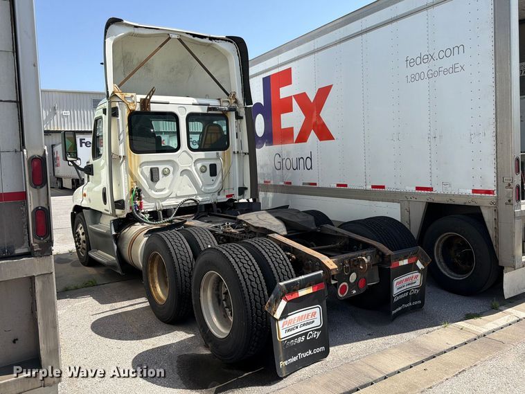 image for item FK3110 2016 Freightliner Cascadia semi truck
