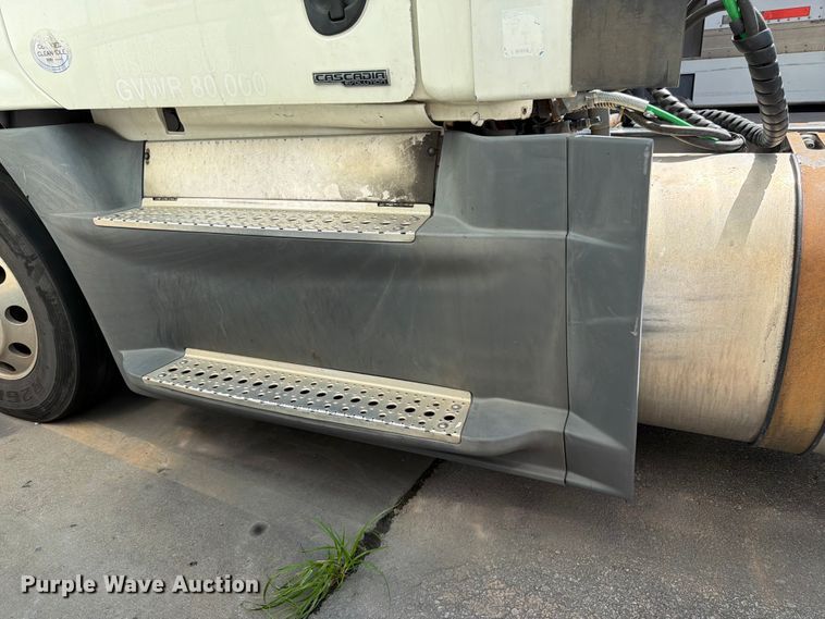 image for item FK3110 2016 Freightliner Cascadia semi truck