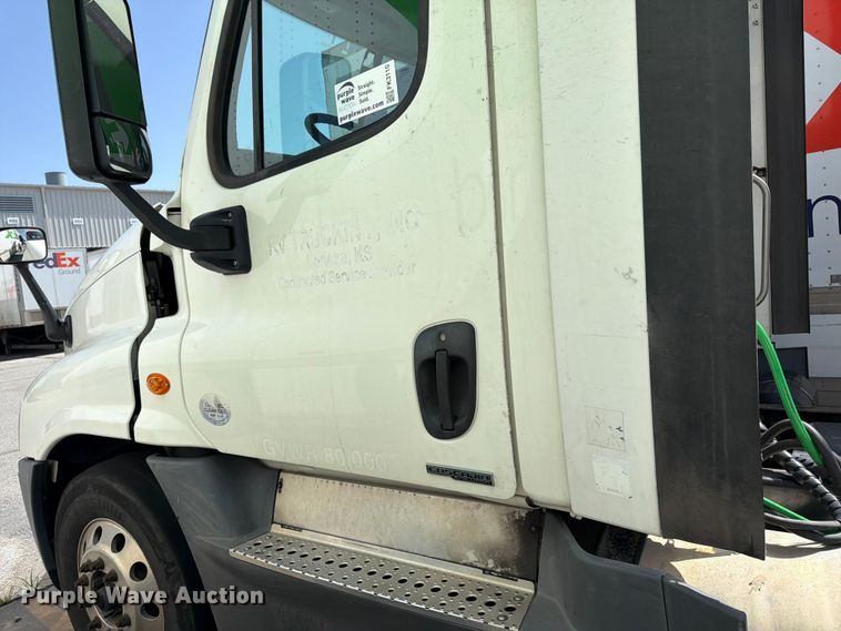image for item FK3110 2016 Freightliner Cascadia semi truck