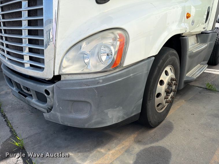 image for item FK3110 2016 Freightliner Cascadia semi truck
