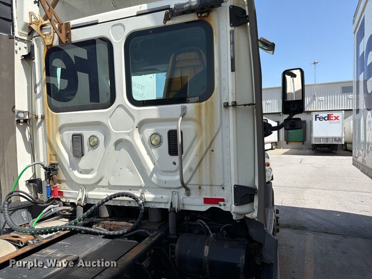 image for item FK3110 2016 Freightliner Cascadia semi truck