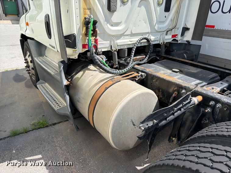 image for item FK3110 2016 Freightliner Cascadia semi truck