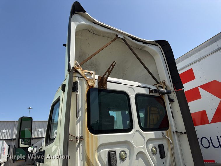 image for item FK3110 2016 Freightliner Cascadia semi truck
