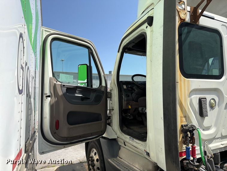 image for item FK3110 2016 Freightliner Cascadia semi truck