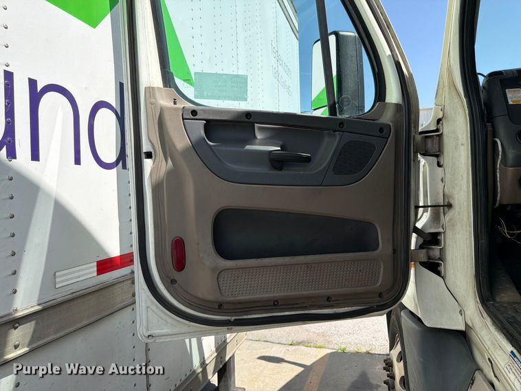 image for item FK3110 2016 Freightliner Cascadia semi truck