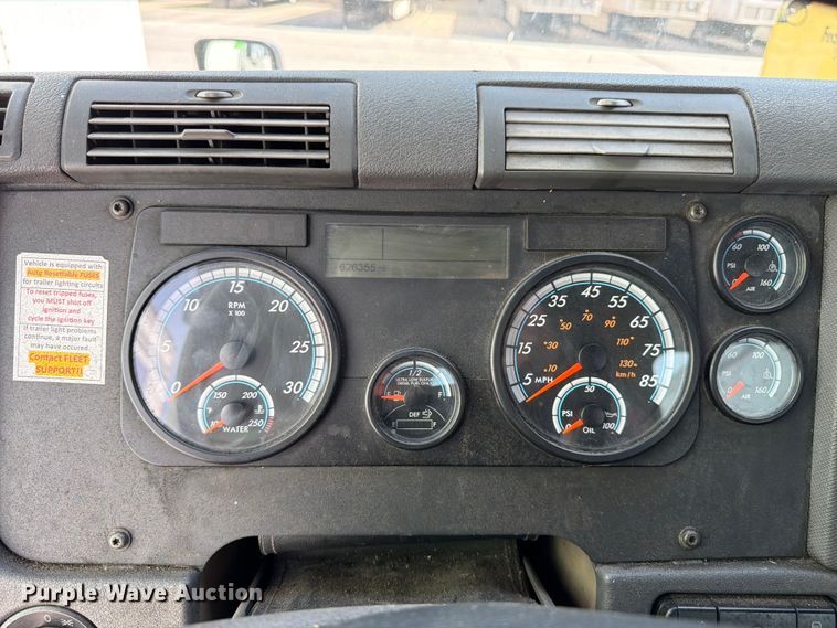 image for item FK3110 2016 Freightliner Cascadia semi truck
