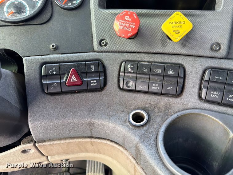 image for item FK3110 2016 Freightliner Cascadia semi truck