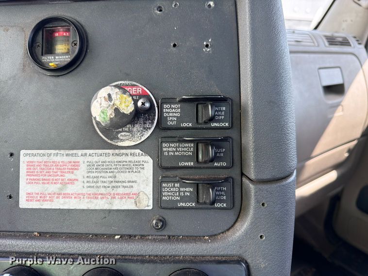 image for item FK3110 2016 Freightliner Cascadia semi truck