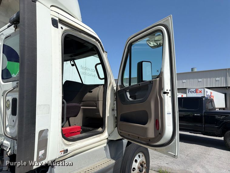 image for item FK3110 2016 Freightliner Cascadia semi truck