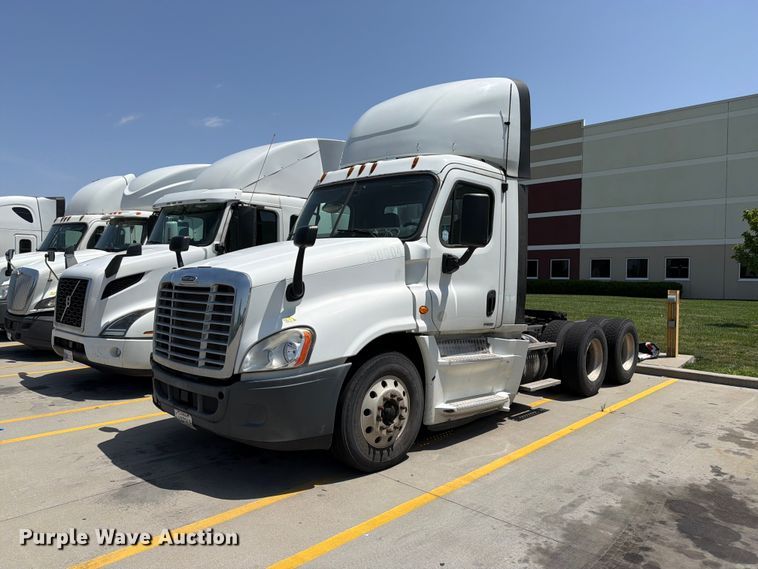 2016 Freightliner Cascadia semi truck