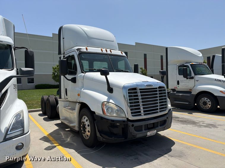 image for item FK3111 2016 Freightliner Cascadia semi truck