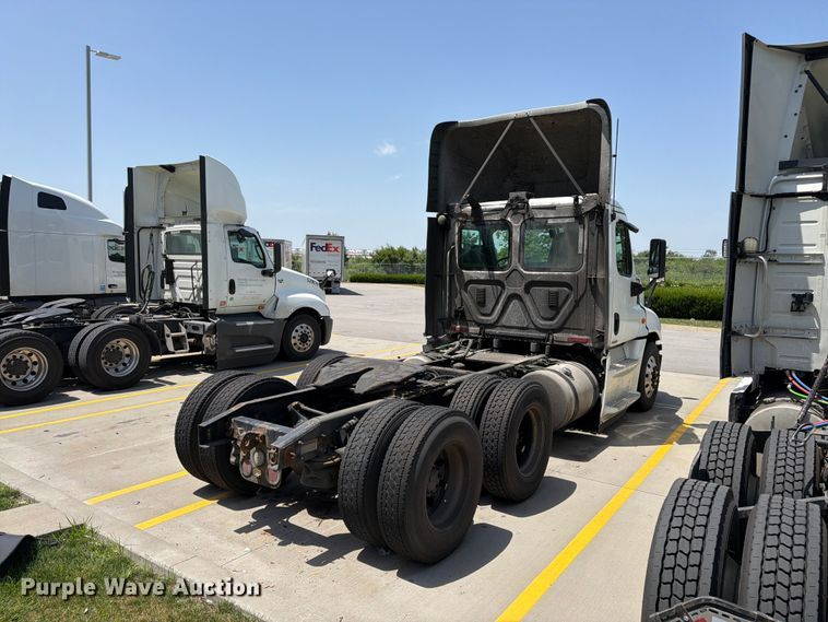 image for item FK3111 2016 Freightliner Cascadia semi truck