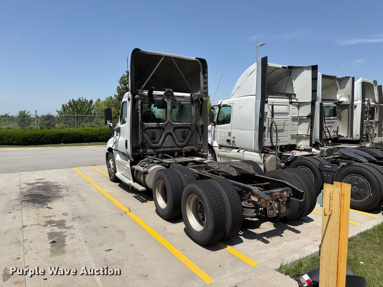 image for item FK3111 2016 Freightliner Cascadia semi truck
