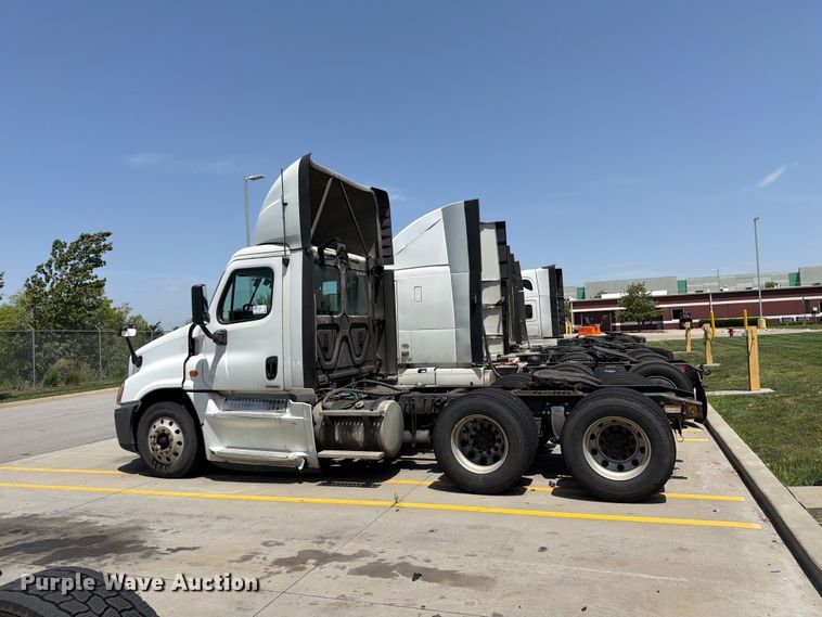 image for item FK3111 2016 Freightliner Cascadia semi truck