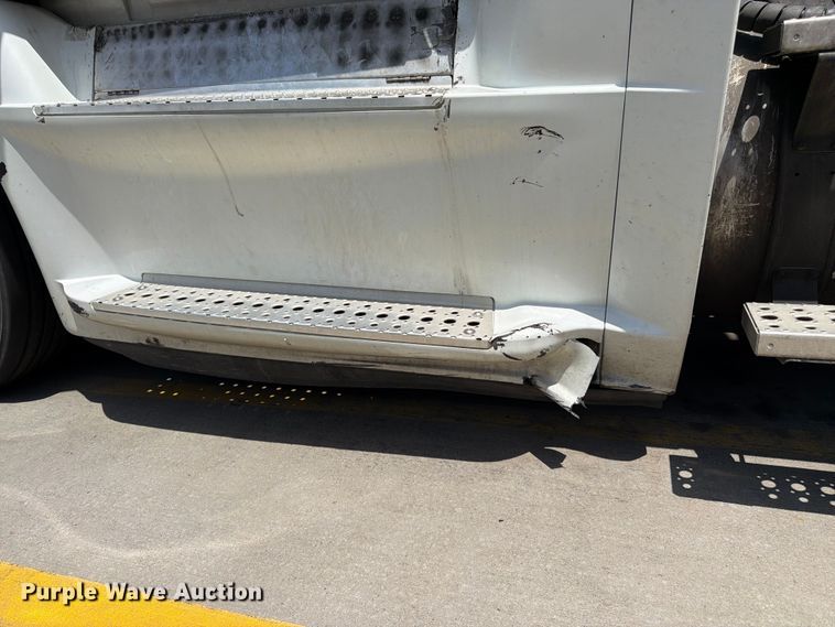 image for item FK3111 2016 Freightliner Cascadia semi truck