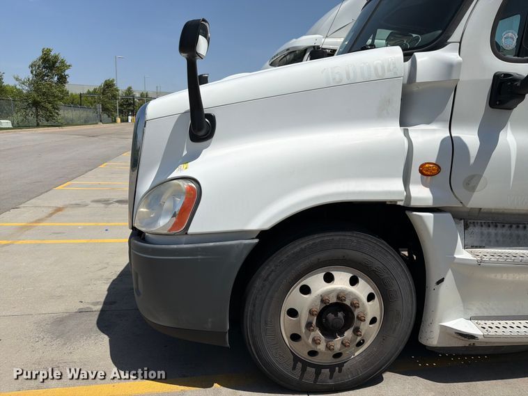 image for item FK3111 2016 Freightliner Cascadia semi truck