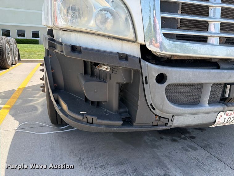 image for item FK3111 2016 Freightliner Cascadia semi truck
