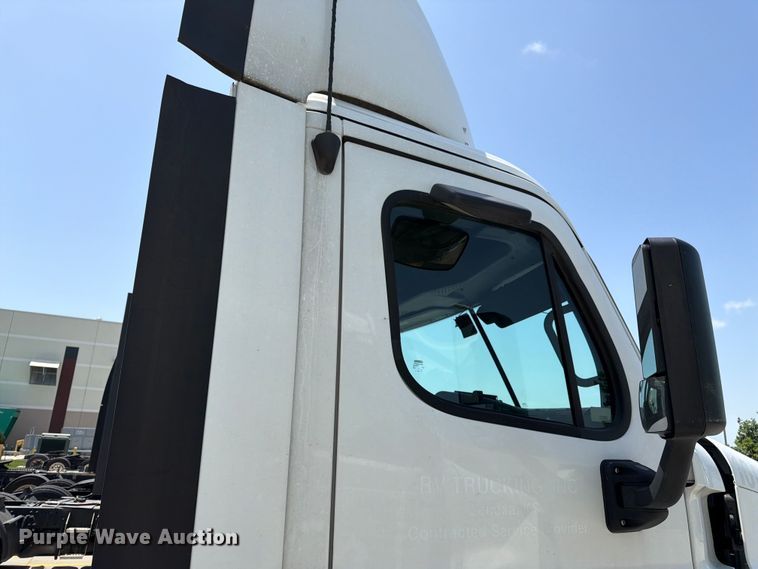 image for item FK3111 2016 Freightliner Cascadia semi truck