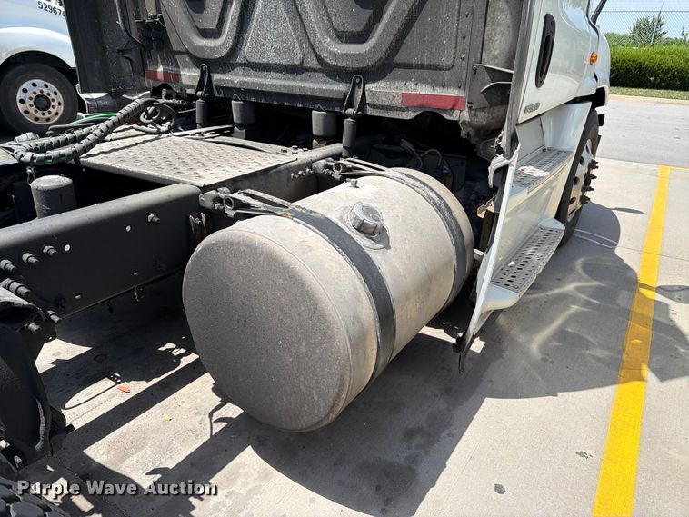 image for item FK3111 2016 Freightliner Cascadia semi truck