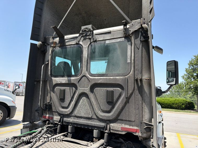 image for item FK3111 2016 Freightliner Cascadia semi truck