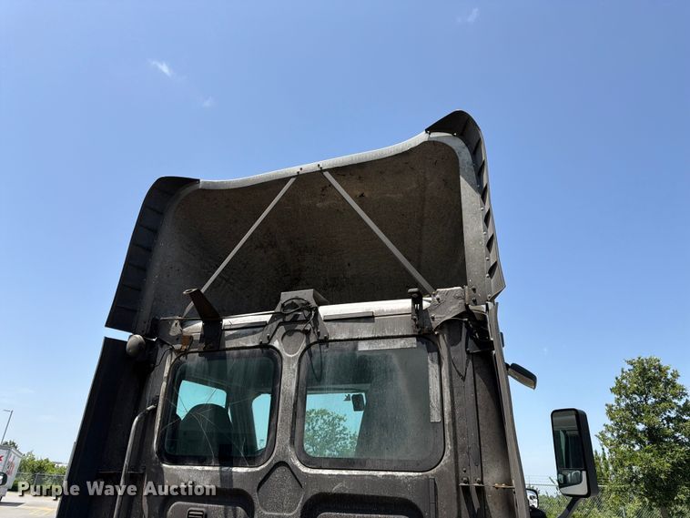 image for item FK3111 2016 Freightliner Cascadia semi truck