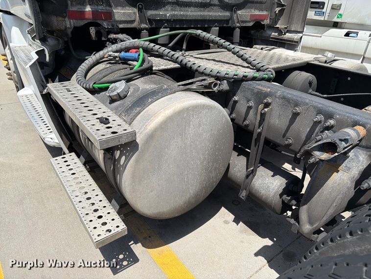 image for item FK3111 2016 Freightliner Cascadia semi truck