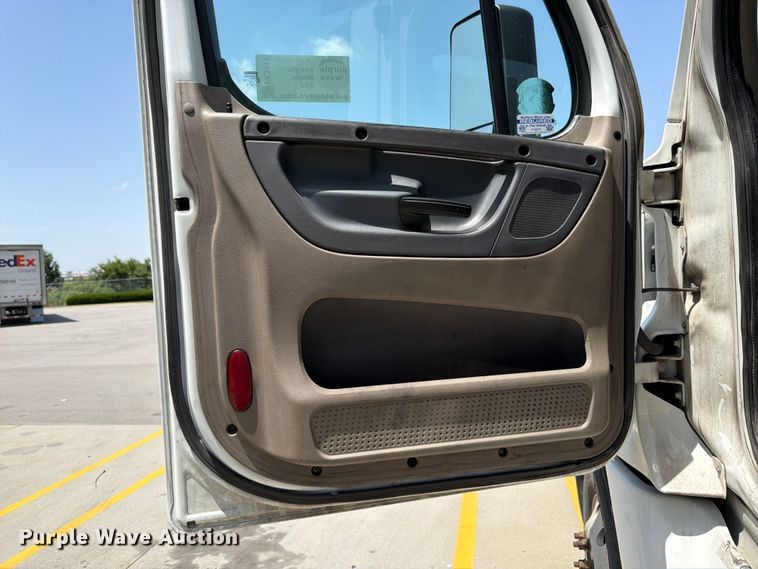 image for item FK3111 2016 Freightliner Cascadia semi truck
