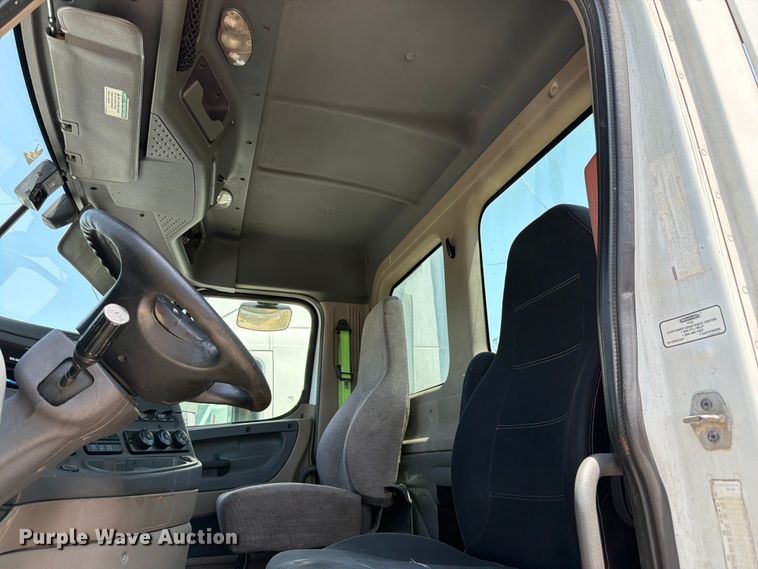 image for item FK3111 2016 Freightliner Cascadia semi truck