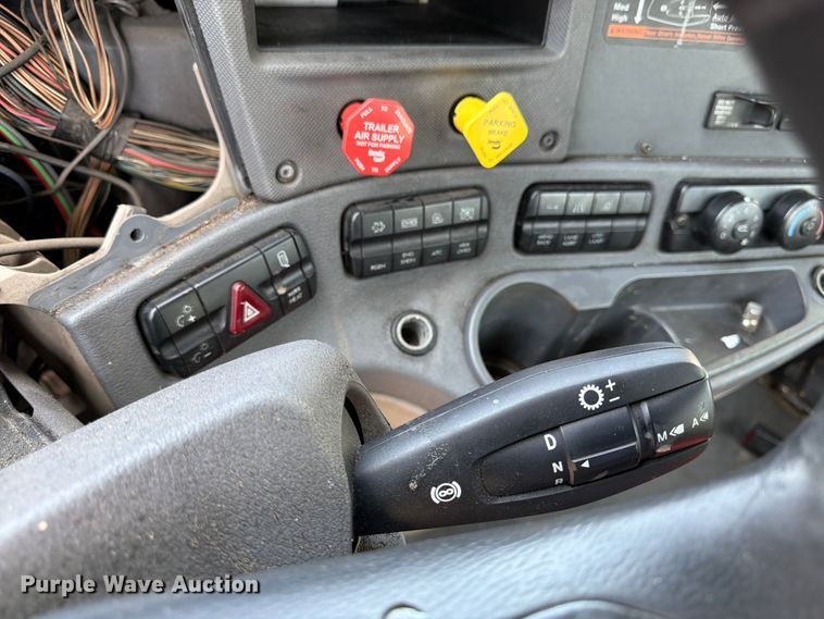 image for item FK3111 2016 Freightliner Cascadia semi truck