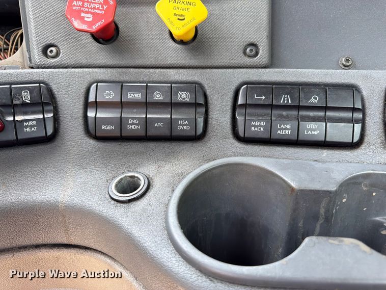 image for item FK3111 2016 Freightliner Cascadia semi truck