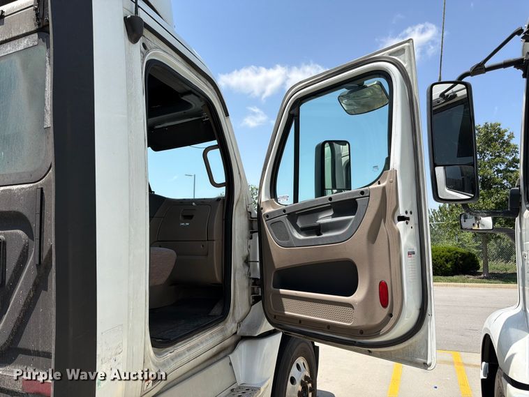 image for item FK3111 2016 Freightliner Cascadia semi truck