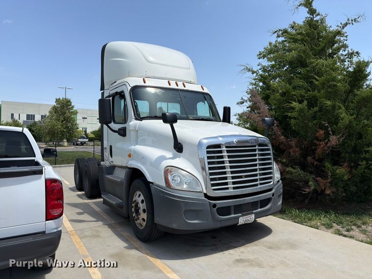 image for item FK3112 2016 Freightliner Cascadia semi truck